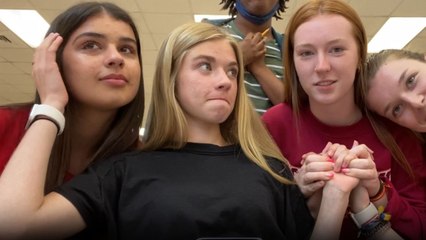 Exchange student & friends get emotional after hearing school bell ring for the last time