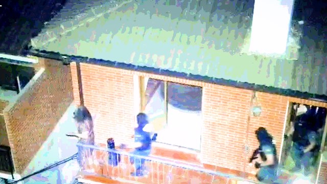 Tira todo tipo de objetos desde el balcón para evitar a la Guardia Civil