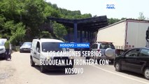 Camiones serbios bloquean la frontera kosovar en respuesta a las restricciones de Kosovo