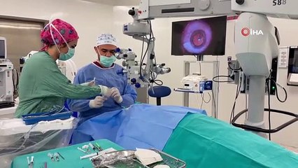 La « cataracte », également fréquente chez les jeunes, est traitée par chirurgie