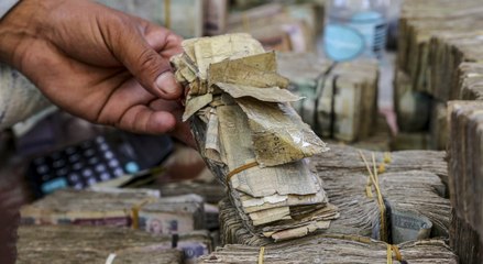 Billetes desgastados y pegados con celo ponen en apuros a los afganos