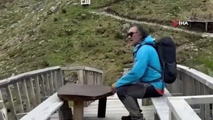 Il a nagé dans le lac gelé au pied des montagnes Kaçkar.