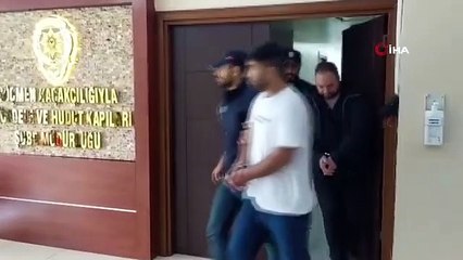 3 personnes surprises en train d'envoyer de faux passeports à l'étranger