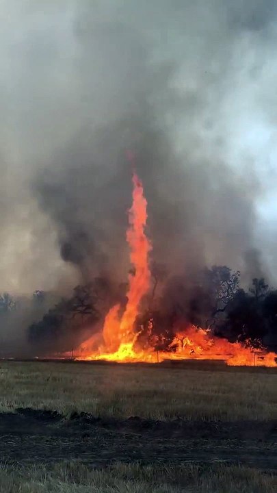 Une incroyable tornade de feu filmée en australie