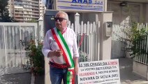 Protesta pacifica del sindaco di Novara di Sicilia, Gino Bertolami, davanti alla sede dell'Anas di Palermo