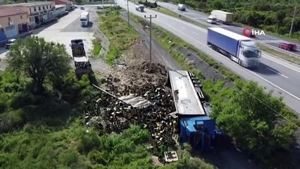 Devrilen tırdaki litrelerce alkol yola döküldü