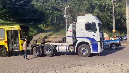 Ônibus envolvido em acidente em Joinville é guinchado