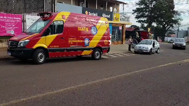 Jovem de 24 anos tem suspeita de fraturas após colisão entre carro e moto no Cancelli