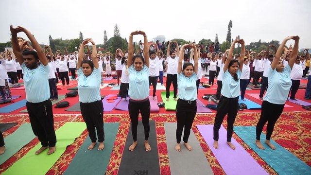 La India bate un récord Guinness con 153.000 participantes en la mayor sesión de yoga