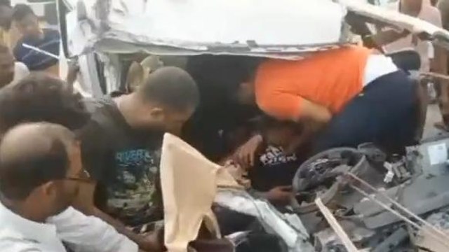 भीषण हादसा: बस एवं कार में हुई भिड़ंत, 2 दर्जन से अधिक घायल
