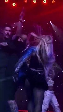 Pop sanatçısı Ava Max konserinde şarkı söylediği sırada bir hayranının saldırısına uğradı