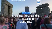 Místicos y hippies se reúnen junto al Stonehenge para celebrar el solsticio de verano