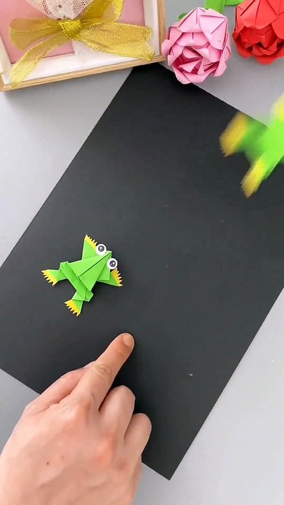 Katak hijau dari kertas