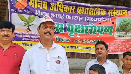 फलदार हाइब्रिड पौधे लगाकर लिया पालन पोषण करने का संकल्प