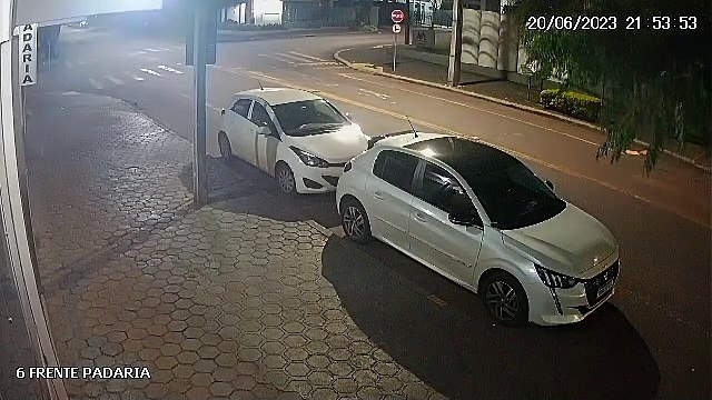 Vídeo mostra colisão entre veículos na Rua Vicente Machado, no Centro