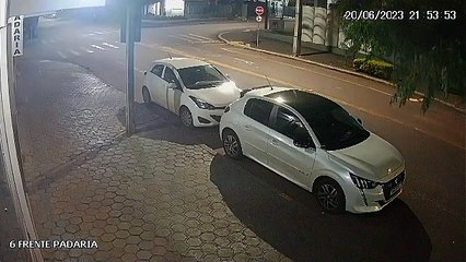 Vídeo mostra colisão entre veículos na Rua Vicente Machado, no Centro