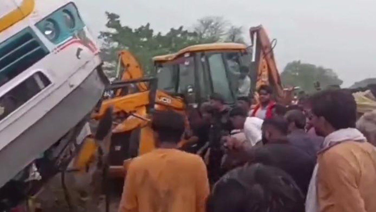 ब्रेकिंग : हमीरपुर में बड़ा हादसा, तेज रफ्तार बारातियों से भरी बस अनियंत्रित होकर पलटी, कई हताहत