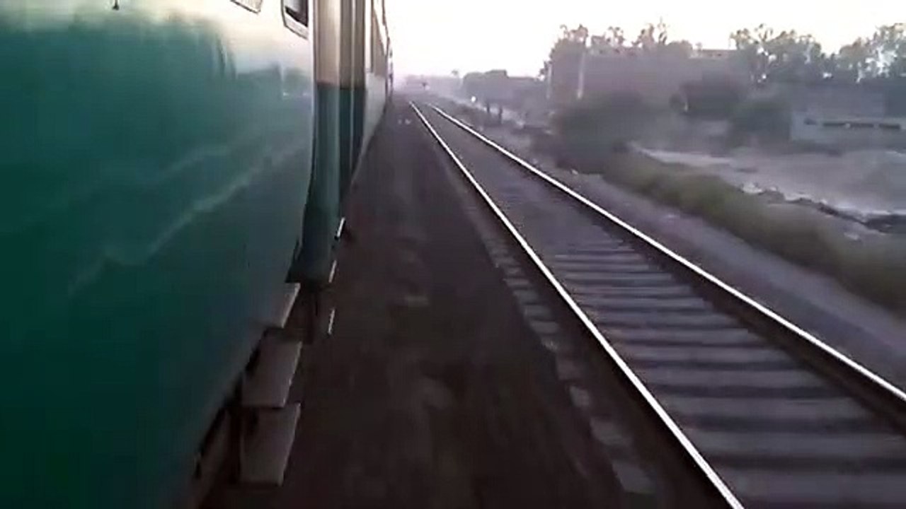 Shalimar Express 28DN Approaching Khanpur Station l Hazara Express Crossing Shalimar Express