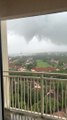 Des amis regardent la forme d'une tornade à Miramar Beach, en Floride
