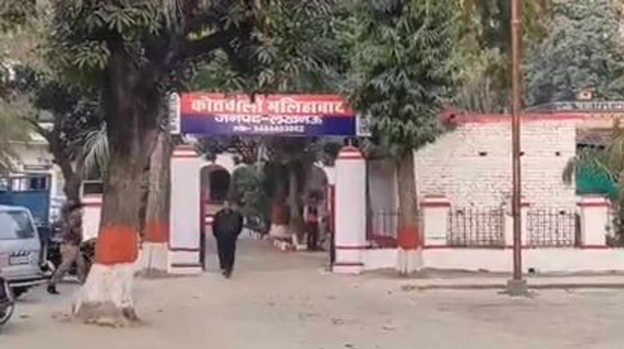 लखनऊ: अनियंत्रित मोटरसाइकिल डिवाइडर से टकराई, सड़क पर खून ही खून