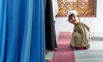 فيديو لطفل يلاعب إمام مسجد بتركيا خلال تلاوته للقرآن الكريم