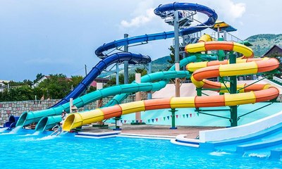 شاهد تيك توكر شهيرا يعلق داخل زلاجة مائية