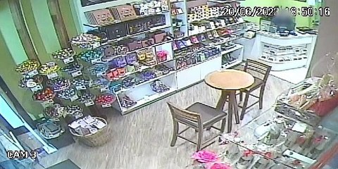 Ladrão rende vendedora grávida durante assalto a loja na Serra