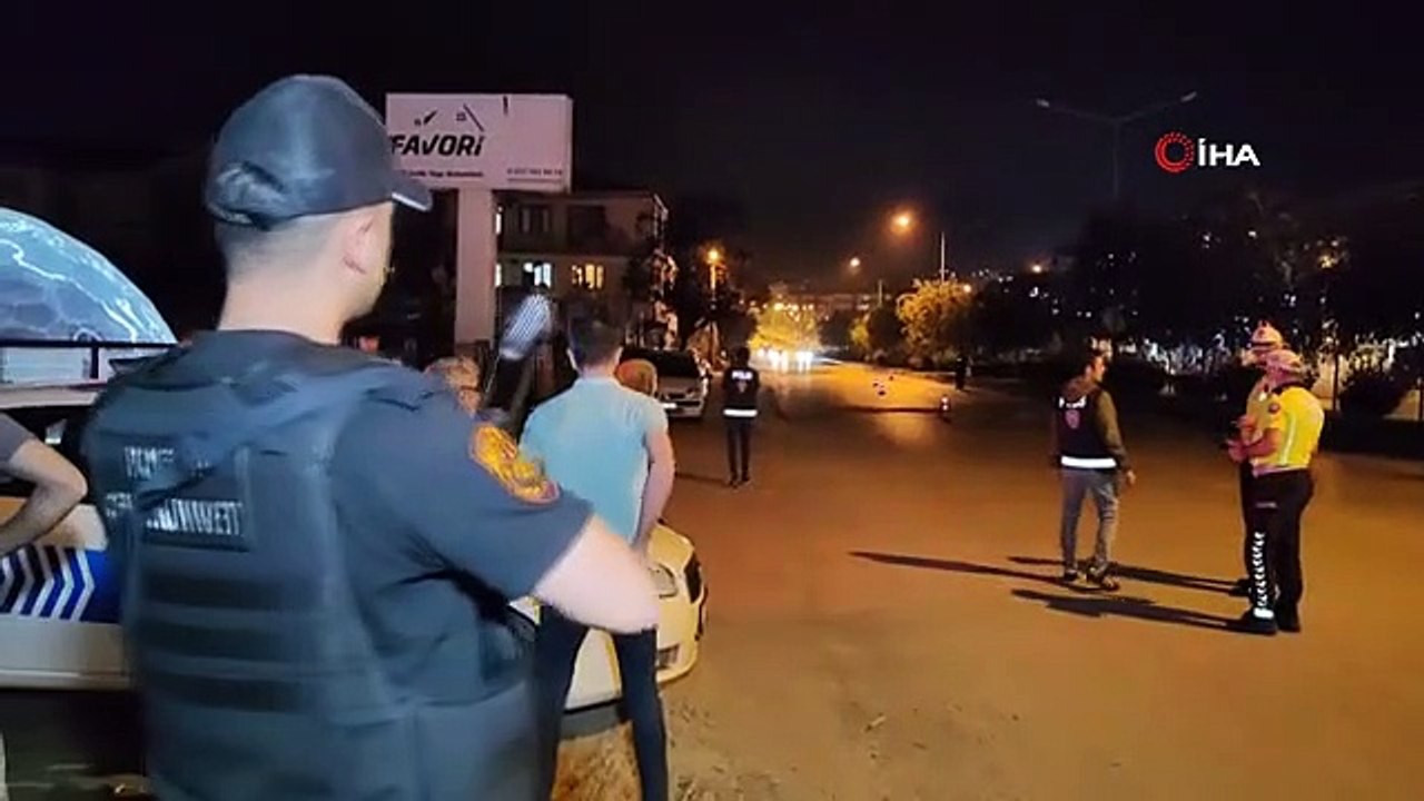 Le test de la police avec le chat dans l'application de la paix est à la caméra