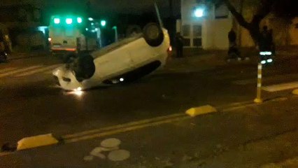 Volcó un auto en la avenida Roberto Romero, en la zona sur