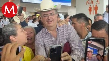 Marcelo Ebrard es recibido en el Aeropuerto Internacional de Mazatlán con banda