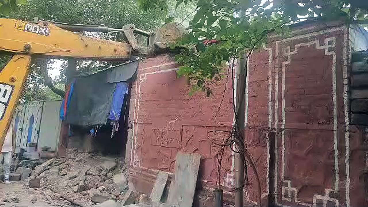 लाल कोठी में अलसुबह चला बुलडोजर,  बेशकीमती जमीन...