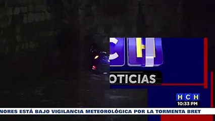Carro termina en una quebrada de la capital producto de las fuertes lluvias