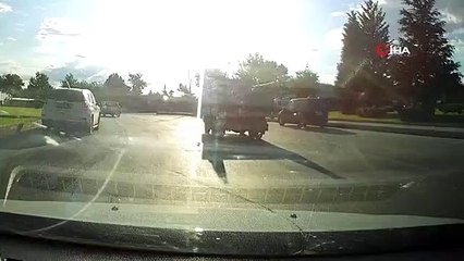 Elazığ'da makas atan sürücü kamerada