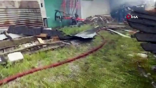 Pazaryolu'nda korkutan yangın 12 ev 3 ahır kül oldu, 4 büyükbaş hayvan telef oldu