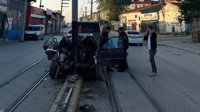 Tramvay direğine çarpıp parçalandı, seferler durdu