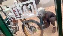 Bandidos roubam moto usando uma pedra em frente a lanchonete cheia e ninguém faz nada  O