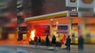 Akaryakıt istasyonunun önünde alev alev yanan motosiklet paniğe neden oldu