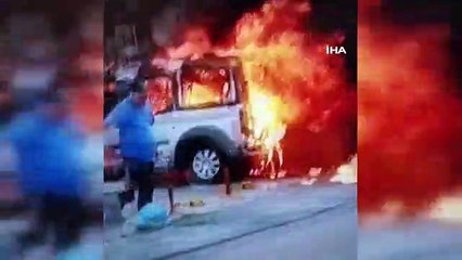 Bir anda yanmaya başlayan araç alev topuna döndü