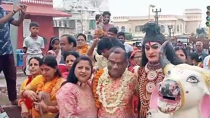 श्रद्धालु एक ही वेशभूषा में भोले के बाराती के रूप में आए सजे- धजे नजर