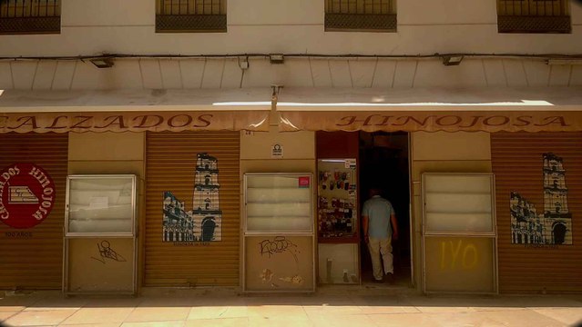 Así ha sido el último cierre de persiana de Calzados Hinojosa