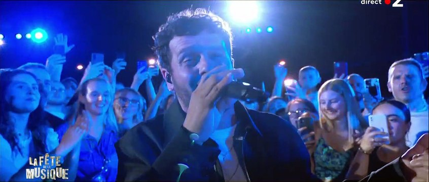 Slimane et Claudio Capéo interprètent le duo Chez toi durant la Fête de la Musique