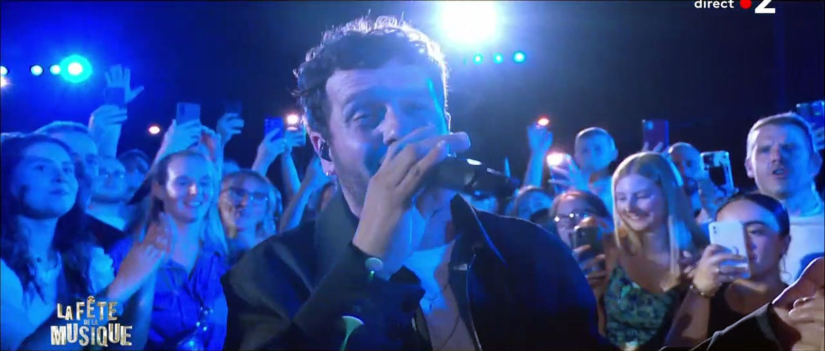 Slimane et Claudio Capéo interprètent le duo "Chez toi" durant la Fête de la Musique