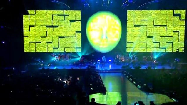 SHAKIRA — LOCA | SHAKIRA: LIVE FROM PARIS | (2011)