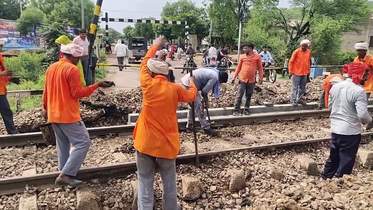 रेलमार्ग पर मरम्मत कार्य के चलते अलवर करौली राजमार्ग बंद, वाहन चालकों की बढ़ी परेशानी