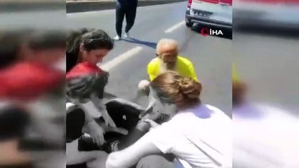 Il a poignardé son ami plusieurs fois au milieu de la route à Fatih... Ces moments sont filmés.