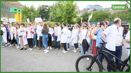 Plusieurs centaines de médecins généralistes en colère investissent l’esplanade des Guillemins