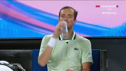 Medvedev se défoule sur l'arbitre : "Regarde-moi ! Je te parle ! Tu es tellement mauvais !"