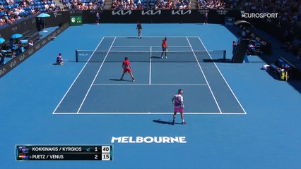 Kyrgios frappe encore : une balle atterrit sur un enfant, il lui offre sa raquette pour s'excuser