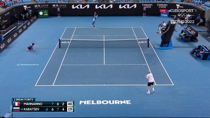 Coup entre les jambes, Mannarino remporte un point spectaculaire pour débreaker Karatsev