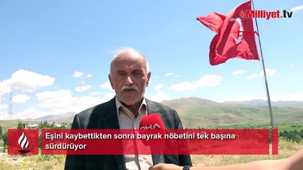 Eşini kaybettikten sonra bayrak nöbetini tek başına sürdürüyor